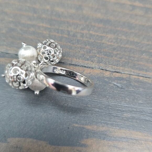 Elegant Silver Floral Ring - Picture 5 of 6